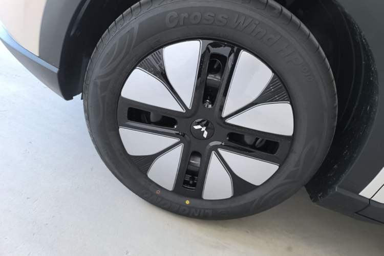 Used Wuling Bingo S 2025 Model 325km Deluxe Edition Left Front Wheel Hub