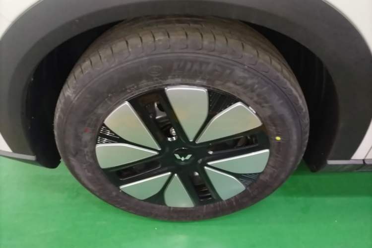 Used Wuling Bingo S 2025 Model 325km Deluxe Edition Left Front Wheel Hub