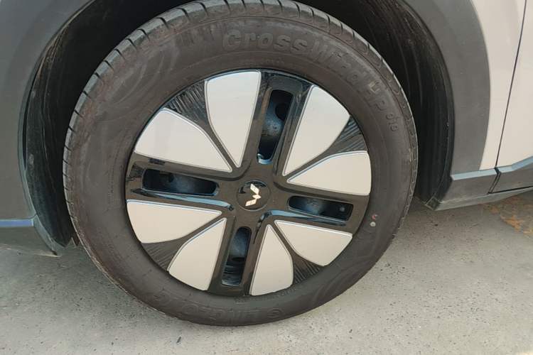 Used Wuling Bingo S 2025 Model 325km Deluxe Edition Left Front Wheel Hub