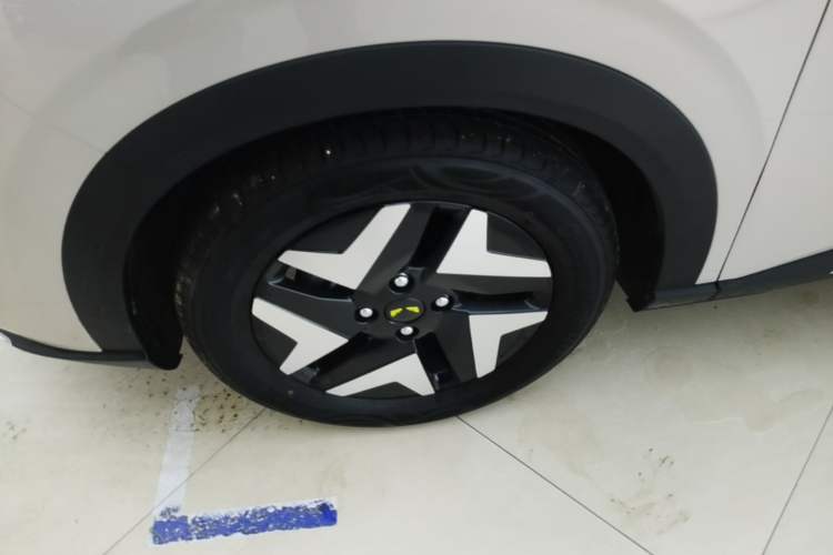 Used Wuling Bingo S 2025 Model 430km Flagship Edition Left Front Wheel Hub