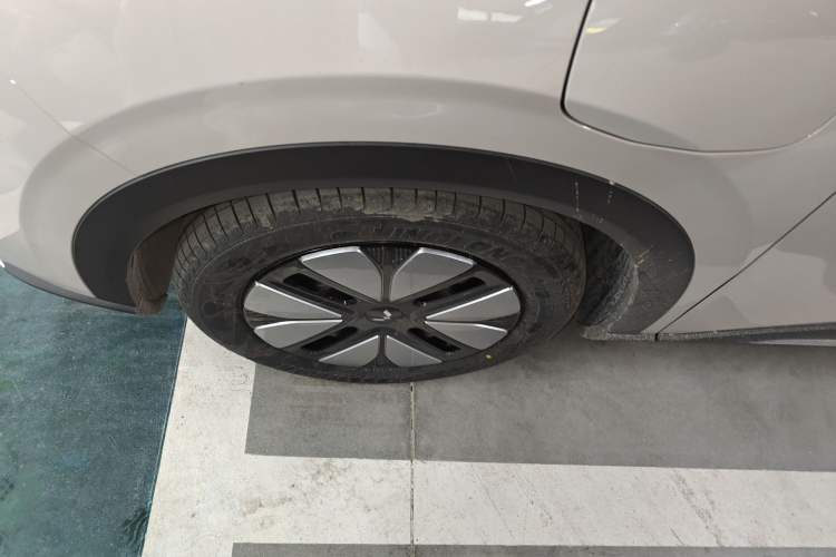 Used Wuling Bingo S 2025 Model 325km Deluxe Edition Left Front Wheel Hub