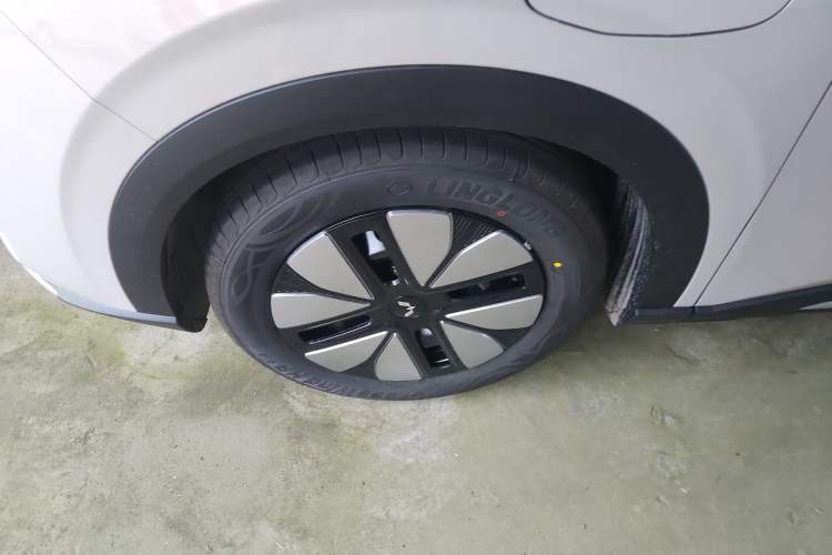 Used Wuling Bingo S 2025 Model 430km Deluxe Edition Left Front Wheel Hub