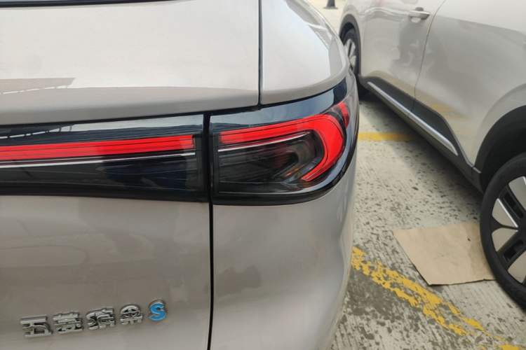 Used Wuling Bingo S 2025 Model 430km Flagship Edition Right Rear Taillight