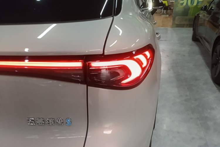 Used Wuling Bingo S 2025 Model 325km Flagship Edition Right Rear Taillight