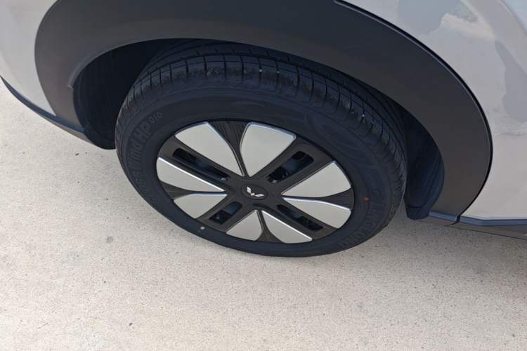 Used Wuling Bingo S 2025 Model 325km Deluxe Edition Right Rear Wheel Hub