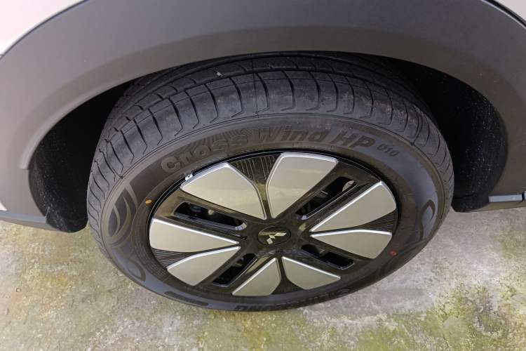 Used Wuling Bingo S 2025 Model 325km Deluxe Edition Right Rear Wheel Hub