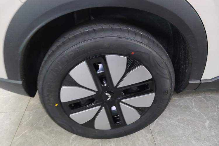 Used Wuling Bingo S 2025 Model 430km Deluxe Edition Right Rear Wheel Hub