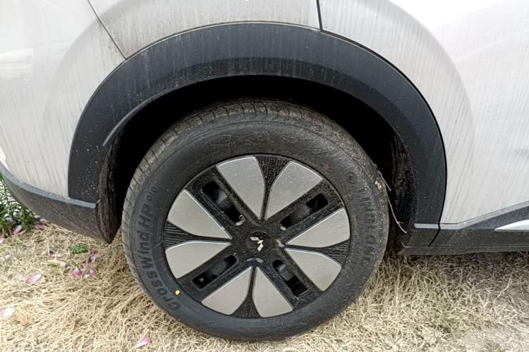 Used Wuling Bingo S 2025 Model 325km Deluxe Edition Right Rear Wheel Hub