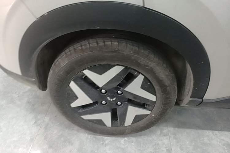 Used Wuling Bingo S 2025 Model 325km Flagship Edition Right Rear Wheel Hub