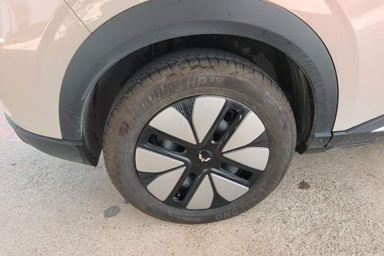 Used Wuling Bingo S 2025 Model 325km Deluxe Edition Right Rear Wheel Hub