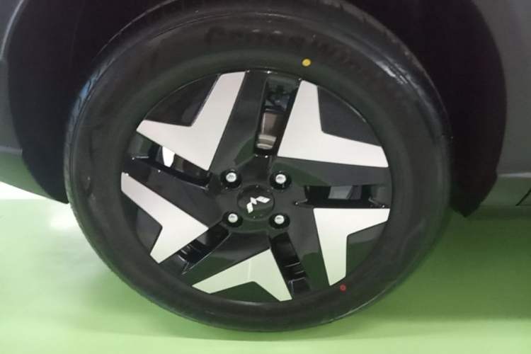 Used Wuling Bingo S 2025 Model 430km Flagship Edition Right Rear Wheel Hub