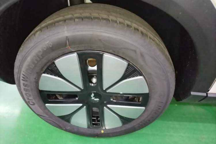 Used Wuling Bingo S 2025 Model 325km Deluxe Edition Right Rear Wheel Hub