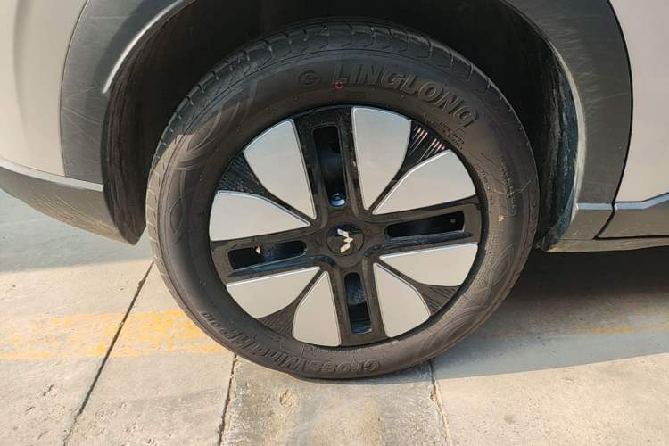 Used Wuling Bingo S 2025 Model 325km Deluxe Edition Right Rear Wheel Hub