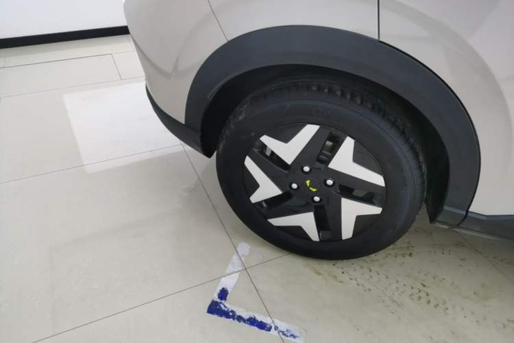 Used Wuling Bingo S 2025 Model 430km Flagship Edition Right Rear Wheel Hub
