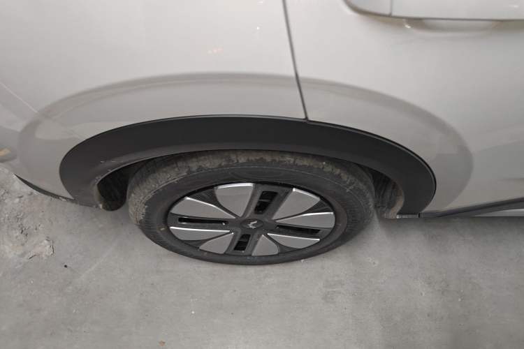 Used Wuling Bingo S 2025 Model 325km Deluxe Edition Right Rear Wheel Hub