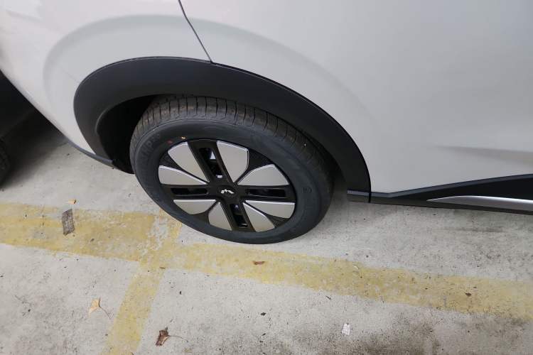 Used Wuling Bingo S 2025 Model 430km Deluxe Edition Right Rear Wheel Hub