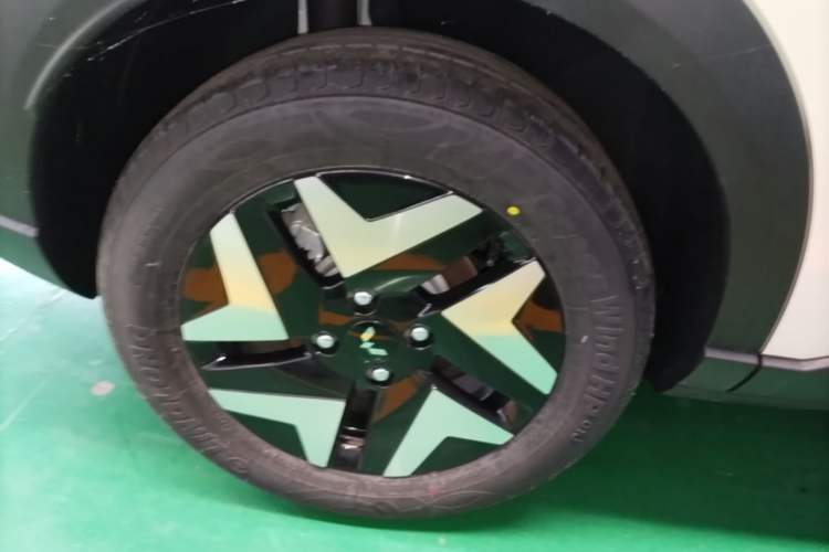 Used Wuling Bingo S 2025 Model 430km Flagship Edition Right Rear Wheel Hub