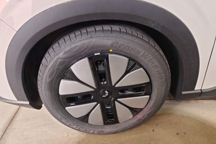 Used Wuling Bingo S 2025 Model 430km Deluxe Edition Left Front Wheel Hub