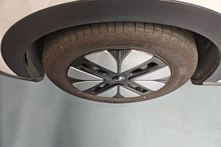 Used Wuling Bingo S 2025 Model 325km Deluxe Edition Left Front Wheel Hub
