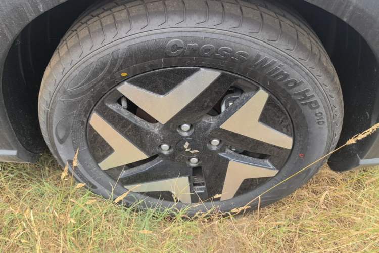 Used Wuling Bingo S 2025 Model 325km Flagship Edition Right Front Wheel Hub
