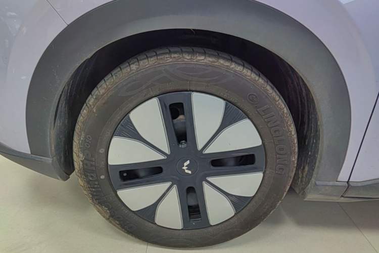 Used Wuling Bingo S 2025 Model 430km Deluxe Edition Left Front Wheel Hub