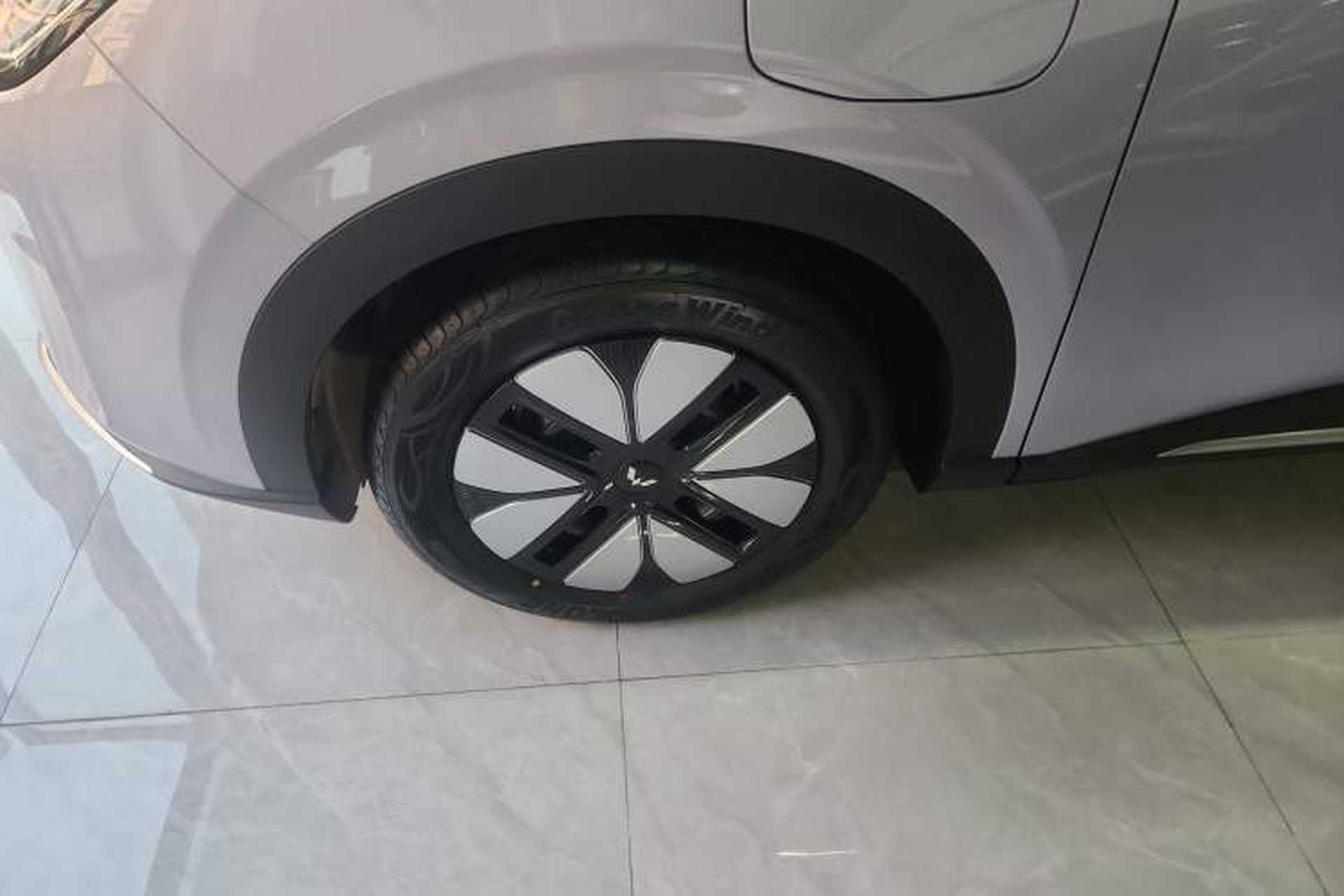 Used Wuling Bingo S 2025 Model 325km Deluxe Edition Left Front Wheel Hub