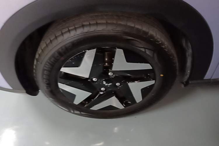 Used Wuling Bingo S 2025 Model 325km Flagship Edition Left Front Wheel Hub