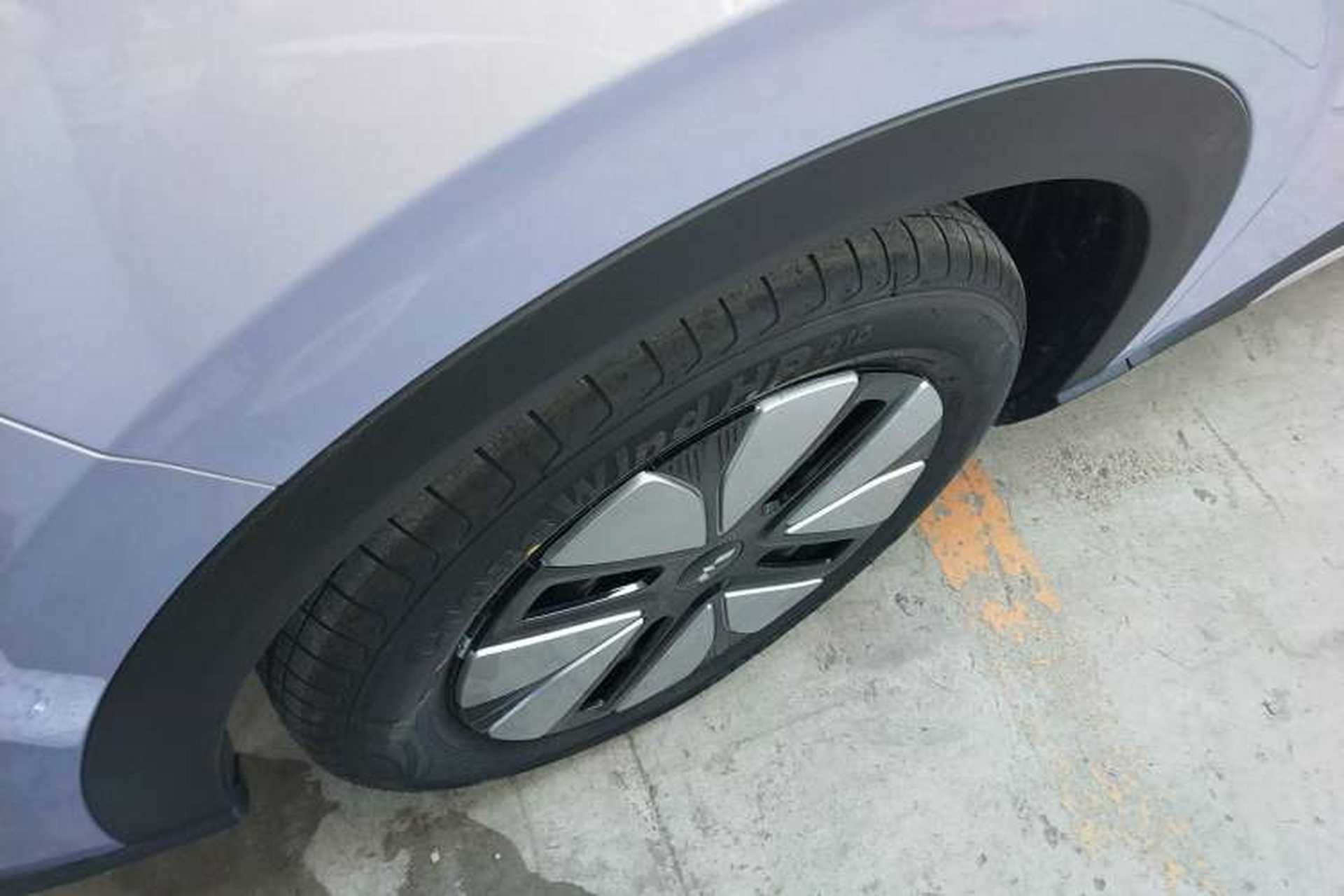 Used Wuling Bingo S 2025 Model 325km Deluxe Edition Left Front Wheel Hub