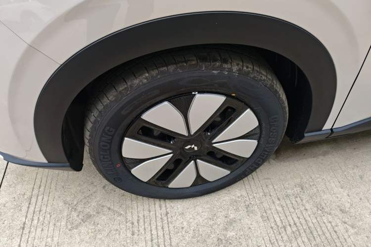 Used Wuling Bingo S 2025 Model 325km Deluxe Edition Left Front Wheel Hub