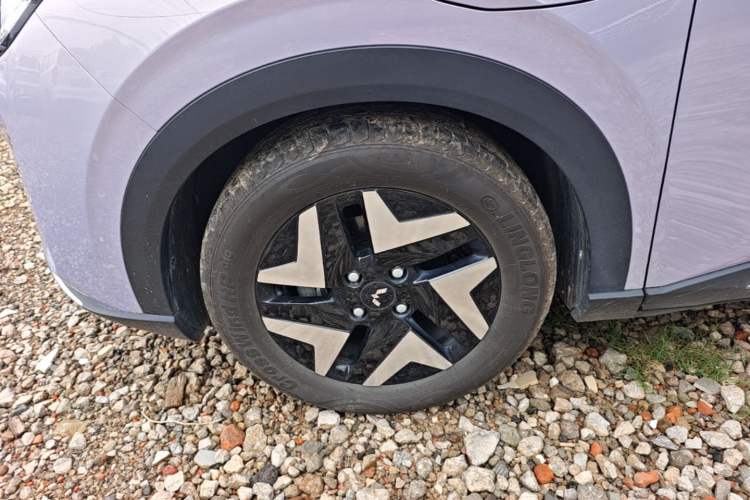 Used Wuling Bingo S 2025 Model 430km Flagship Edition Left Front Wheel Hub