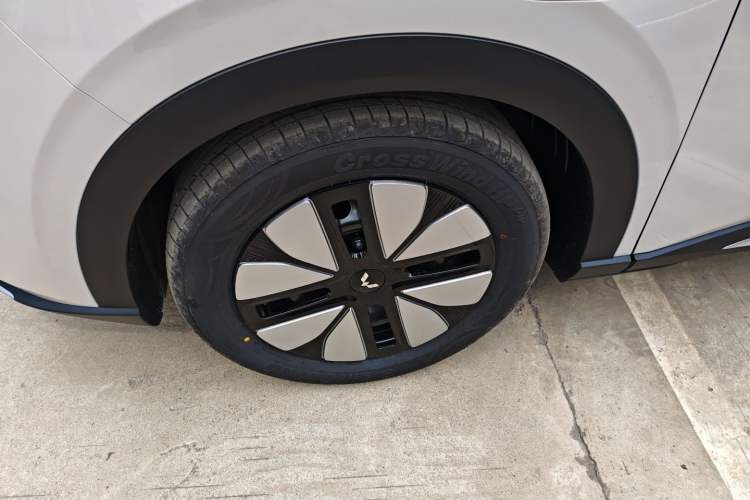 Used Wuling Bingo S 2025 Model 325km Deluxe Edition Left Front Wheel Hub