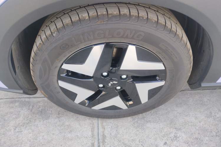 Used Wuling Bingo S 2025 Model 430km Flagship Edition Left Front Wheel Hub