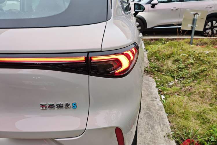 Used Wuling Bingo S 2025 Model 325km Deluxe Edition Right Rear Taillight
