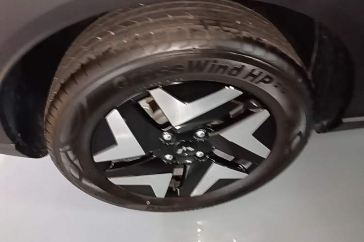 Used Wuling Bingo S 2025 Model 325km Flagship Edition Right Rear Wheel Hub