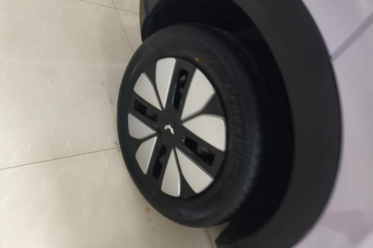 Used Wuling Bingo S 2025 Model 325km Deluxe Edition Right Rear Wheel Hub