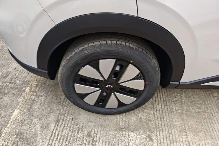 Used Wuling Bingo S 2025 Model 325km Deluxe Edition Right Rear Wheel Hub