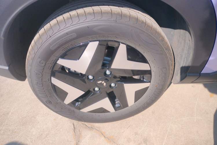 Used Wuling Bingo S 2025 Model 430km Flagship Edition Right Rear Wheel Hub