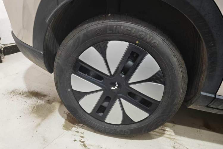 Used Wuling Bingo S 2025 Model 430km Deluxe Edition Right Rear Wheel Hub