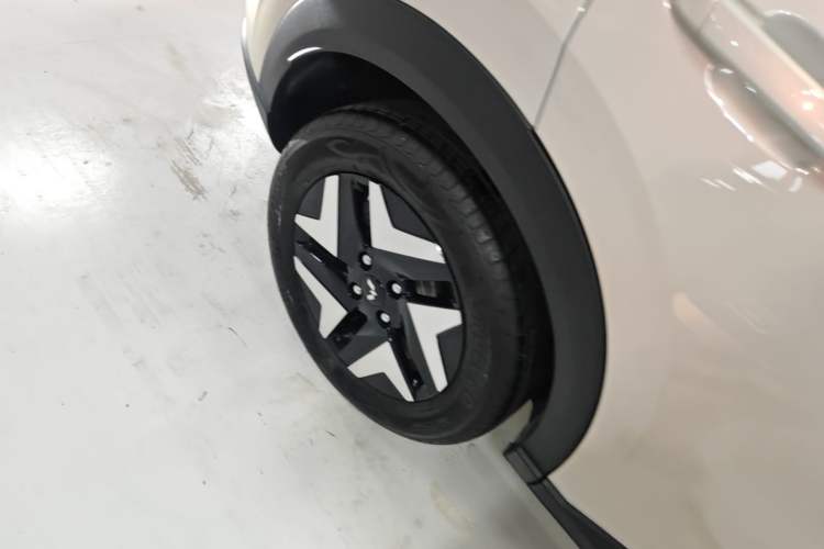 Used Wuling Bingo S 2025 Model 430km Flagship Edition Right Rear Wheel Hub