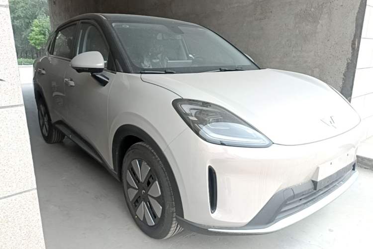 Used Wuling Bingo S 2025 Model 325km Deluxe Edition Front Right 45 Deg
