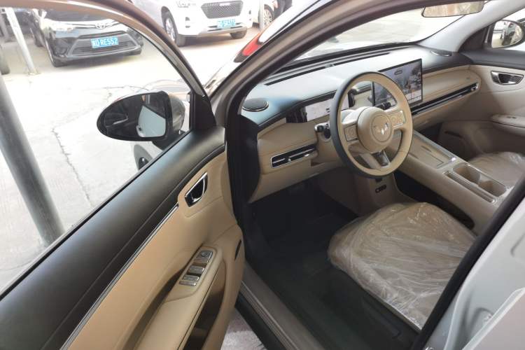 Used Wuling Bingo S 2025 Model 325km Deluxe Edition Interior 1