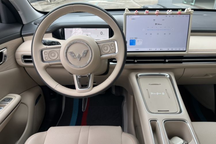 Used Wuling Bingo S 2025 Model 325km Deluxe Edition Interior 2