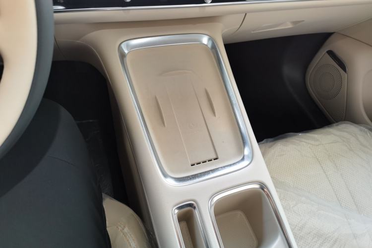 Used Wuling Bingo S 2025 Model 325km Deluxe Edition Interior 7