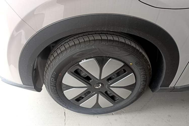 Used Wuling Bingo S 2025 Model 325km Deluxe Edition Left Front Wheel Hub