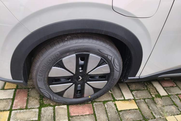 Used Wuling Bingo S 2025 Model 325km Deluxe Edition Left Front Wheel Hub