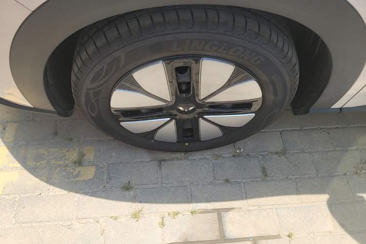 Used Wuling Bingo S 2025 Model 325km Deluxe Edition Left Front Wheel Hub