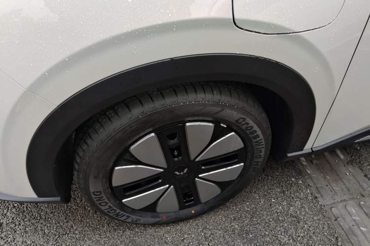 Used Wuling Bingo S 2025 Model 325km Deluxe Edition Left Front Wheel Hub