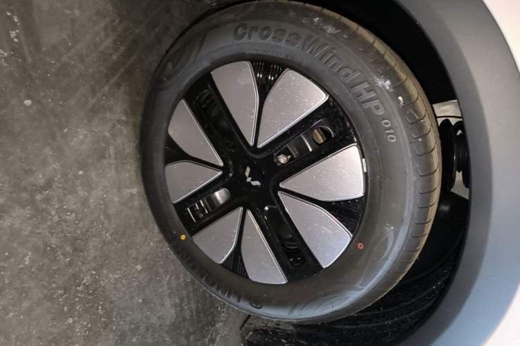 Used Wuling Bingo S 2025 Model 430km Deluxe Edition Left Front Wheel Hub