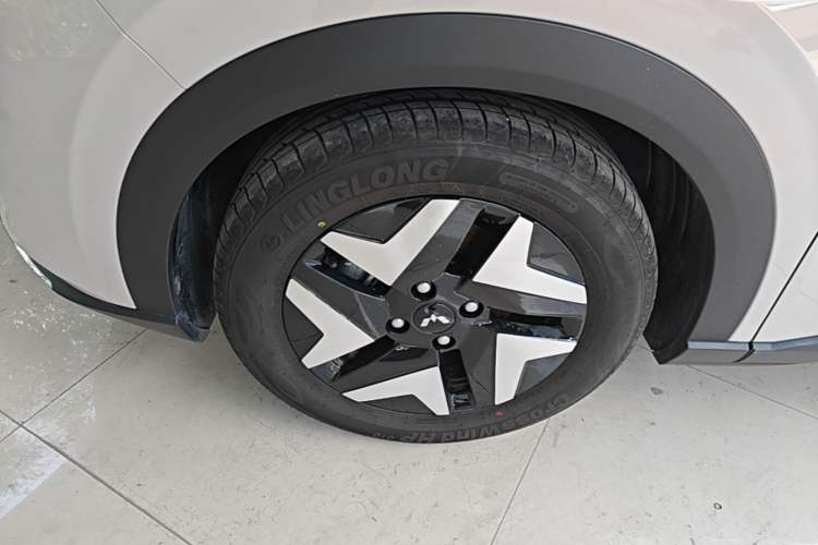 Used Wuling Bingo S 2025 Model 430km Flagship Edition Left Front Wheel Hub