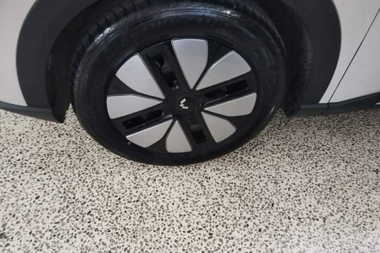 Used Wuling Bingo S 2025 Model 325km Deluxe Edition Left Front Wheel Hub